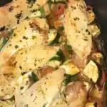 Hähnchenbrust auf Zucchini-Tomaten-Bett