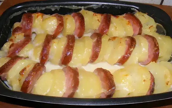 Kartoffelgratin mit Morteau-Wurst und Cancoillotte
