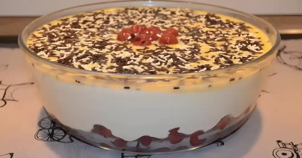 Kirschnachtisch mit Eierlikör für die Party