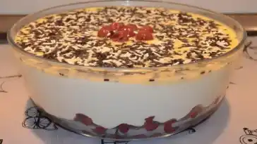 Kirschnachtisch mit Eierlikör für die Party