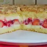 Pellwormer Bienenstich mit Erdbeeren