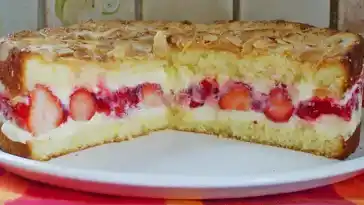 Pellwormer Bienenstich mit Erdbeeren