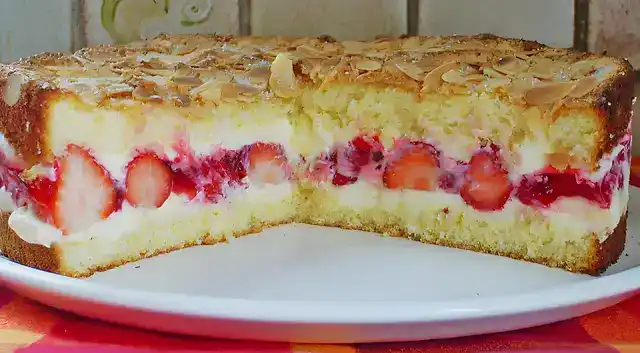 Pellwormer Bienenstich mit Erdbeeren