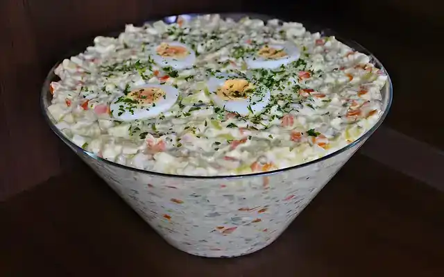 Polnischer Gemüsesalat mit Mayonnaise