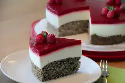Mohntorte mit Kirsch- und Zitronensahne