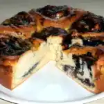 Rosenkuchen mit Vanillepudding und Nuss- oder Mohnfüllung