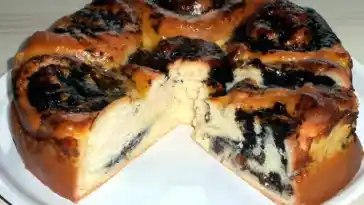 Rosenkuchen mit Vanillepudding und Nuss- oder Mohnfüllung