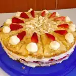 Schneemousse-Erdbeertorte
