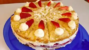 Schneemousse-Erdbeertorte
