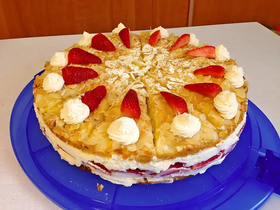 Schneemousse-Erdbeertorte