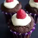 Schokoladen Muffins mit weißer Schokolade & Himbeere