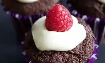 Schokoladen Muffins mit weißer Schokolade & Himbeere