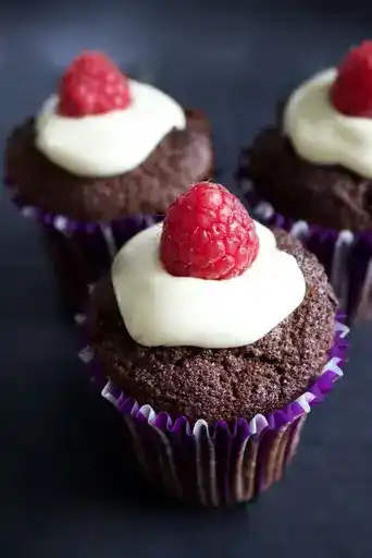 Schokoladen Muffins mit weißer Schokolade & Himbeere