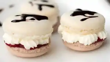 Schwarzwälder Kirsch Macarons: Eine Leckerei für Feinschmecker