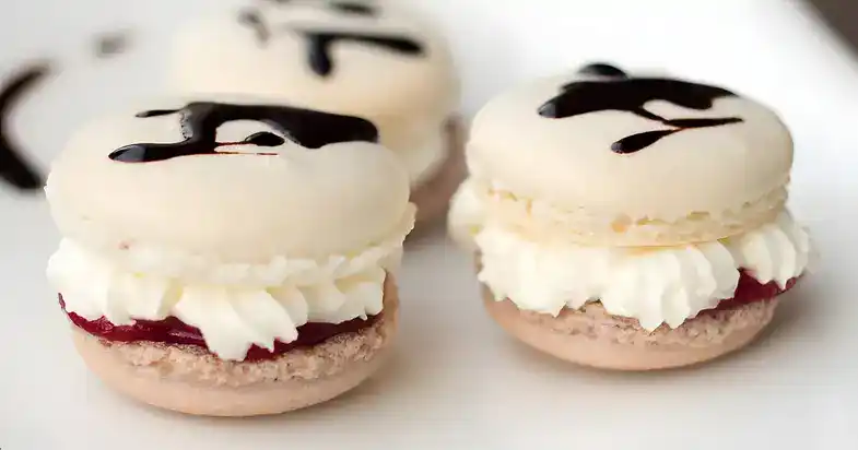 Schwarzwälder Kirsch Macarons: Eine Leckerei für Feinschmecker