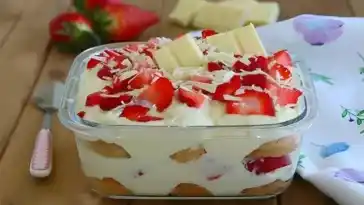 Tiramisu mit Erdbeeren und weißer Schokolade