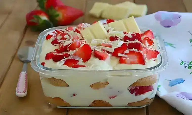 Tiramisu mit Erdbeeren und weißer Schokolade