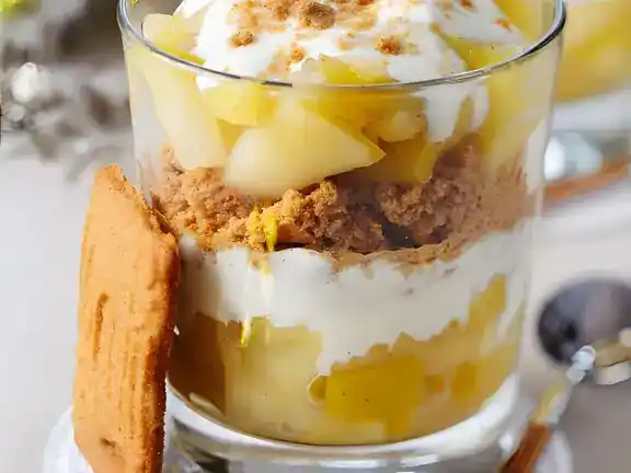 Trifle mit Apfel und Spekulatiusbrösel: Ein Leckerbissen zum Genießen