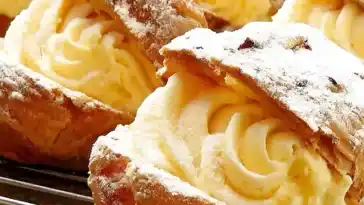 Windbeutel aus Brandteig mit Vanillecreme und Karamell Sahne gefuellt W2xEX 2x