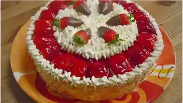 Windbeuteltorte mit Erdbeersahne