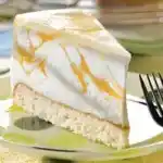 Wolkige Käsesahnetorte mit Pfirsichpüree