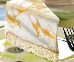 Wolkige Käsesahnetorte mit Pfirsichpüree