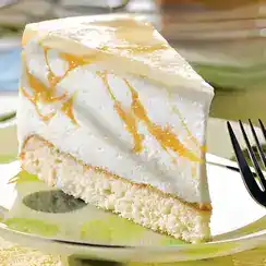 Wolkige Käsesahnetorte mit Pfirsichpüree