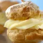 Kleine Windbeutel mit Kaffee-Creme