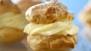 Kleine Windbeutel mit Kaffee-Creme