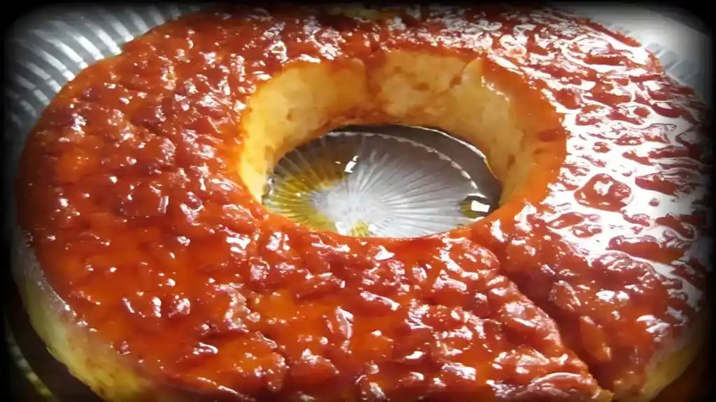 Altmodischer Reiskuchen mit Karamell und Vanille