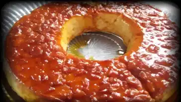 Altmodischer Reiskuchen mit Karamell und Vanille