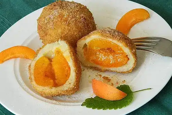 Köstliche Aprikosen- oder Marillenknödel