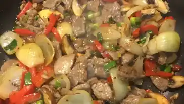 Chinesisches Rindfleisch mit Zwiebeln und Paprika