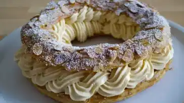 Großzügige und Einfache Strecke: Paris-Brest Ich habe eine fantastische Dessertidee für dich – das Originalrezept von PARIS-BREST, einem Gourmet-Gebäck und einem köstlichen Snack für Pralinenliebhaber. Dieses delikate Dessert ist nicht nur lecker, sondern auch überraschend einfach zuzubereiten. Das Paris-Brest-Rezept ist eines der Desserts, dem ich einfach nicht widerstehen kann. Wenn ich noch etwas Buttercreme übrig habe, füge ich hausgemachte Praliné hinzu, die ich immer aufbewahre, und dann bereite ich den Brandteig für den Köhlerteig vor. Paris-Brest, Brandteig, Konditorcreme und Paris-Brest-Creme – du erhältst alle Tipps, damit dein hausgemachtes Paris-Brest ein voller Erfolg wird! Es ist so verlockend und schnell zubereitet. An einem regnerischen Tag ist dieses Rezept für Paris-Brest eine willkommene Leckerei, besonders in Begleitung einer guten Milchschokolade. ## **Für das Rezept benötigen Sie:** - **Schwierigkeitsgrad:** Einfach - **Anzahl der Personen:** 4 Personen - **Dauer:** 45 Minuten ## Zutaten: ### Für den Brandteig: - 25 cl Wasser - Salz - 70 g Butter - 100 g Mehl - 3 Eier - 70 g Mandelblättchen ### Für die Sahne: - 2 Eiweiß - 125 g Zucker - 80 g Praliné - 155 g Butter ## **Vorbereitung:** 1. Das Wasser erhitzen und die Butter darin schmelzen. Das Mehl hinzufügen und vermengen, bis eine dicke Paste entsteht. 2. Zwei Eier hinzufügen und den Teig eine Weile kneten. Das dritte Ei verquirlen und die Hälfte hinzufügen. Der Teig sollte jetzt sehr dick sein. 3. Mit einem Spritzbeutel eine Krone von etwa 25 Zentimetern Durchmesser auf ein mit Butter bestrichenes Backblech zeichnen. 4. Mit einem Pinsel mit dem übriggebliebenen verquirlten Ei glasieren. Mandelblättchen darauf anrichten. 5. Bei 180°C (Thermostat 4 oder 5) etwa eine halbe Stunde backen und dabei aufmerksam sein. 6. Abkühlen lassen und die Krone in der Mitte halbieren. Das Eiweiß steif schlagen. 7. Den Zucker nach und nach hinzufügen und weiter schlagen. Butter und Praliné separat vermengen. Dann zur Eiweißmischung geben. 8. Die Krone mit einem Spritzbeutel füllen und nach Wunsch mit Puderzucker bestäuben. Dieses großzügige und einfache Paris-Brest-Rezept verspricht ein unwiderstehliches Gebäck, das nicht nur einfach zuzubereiten ist, sondern auch eine wahre Freude für den Gaumen darstellt. Genieße dieses kulinarische Erlebnis und teile es mit deinen Liebsten. Paris-Brest - eine unvergessliche Köstlichkeit für jeden Anlass!