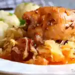 Hähnchen auf Apfel-Wurst-Sauerkraut