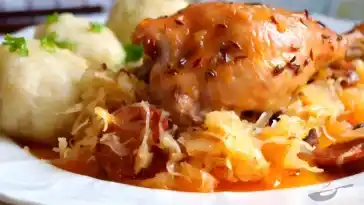 Hähnchen auf Apfel-Wurst-Sauerkraut