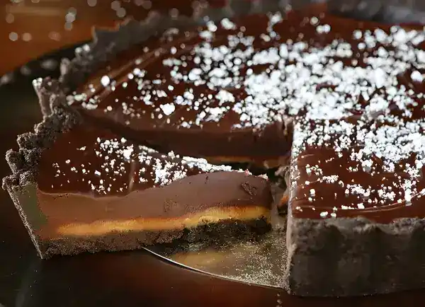 Karamell-Tarte mit Schokolade und gesalzener Butter