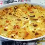 Kartoffel-, Chorizo-, Tomaten- und Bechamelgratin