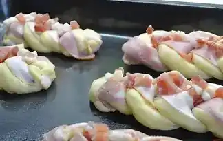 Kleine und Leckere Schinken-Käse-Hefezöpfe