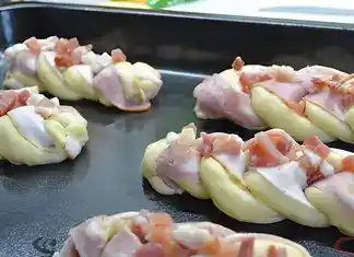 Kleine Schinken-Käse-Hefezöpfe