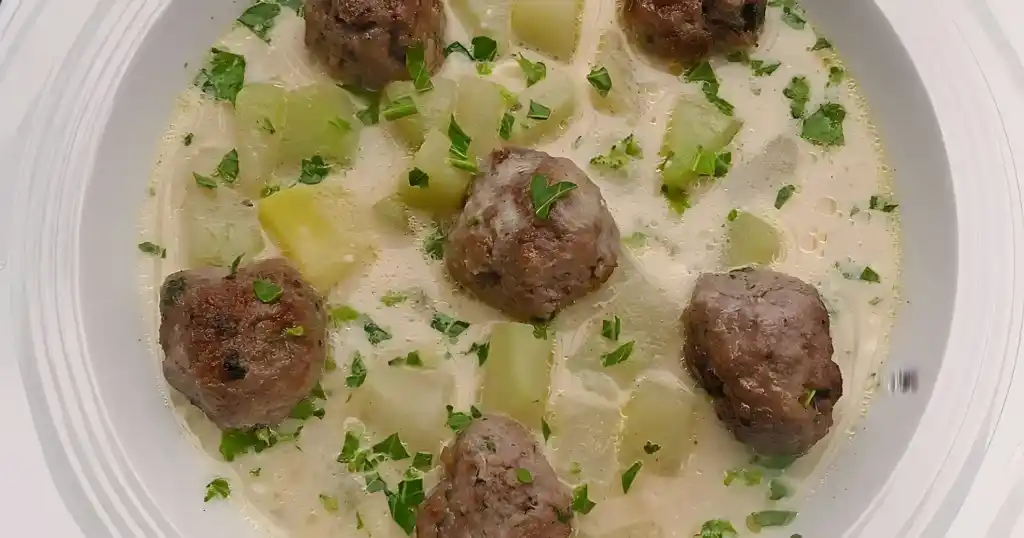 Kohlrabieintopf mit Kartoffeln und Rinderhackklößchen