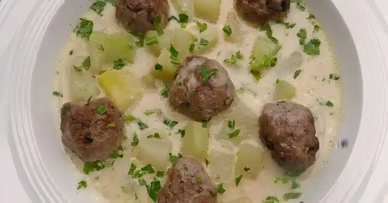 Kohlrabieintopf mit Kartoffeln und Rinderhackklößchen