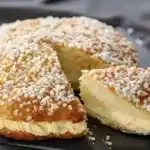 Leichter, frischer und luftiger Saint-Tropez-Kuchen fliegt davon