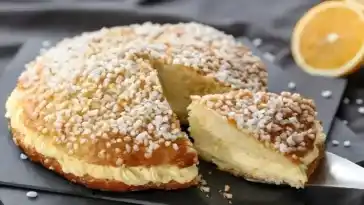 Leichter, frischer und luftiger Saint-Tropez-Kuchen fliegt davon