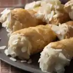 Liebestüten mit Gebäckcreme