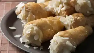 Liebestüten mit Gebäckcreme