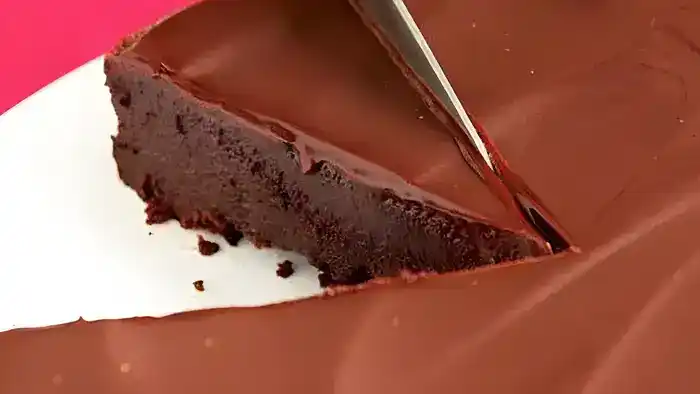 Mehlloser Schokoladenfondant mit Schokoladenglasur