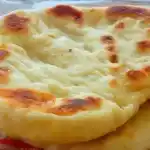 Mit Käse gefüllter schneller Langosch – Ein Genuss in nur 10 Minuten
