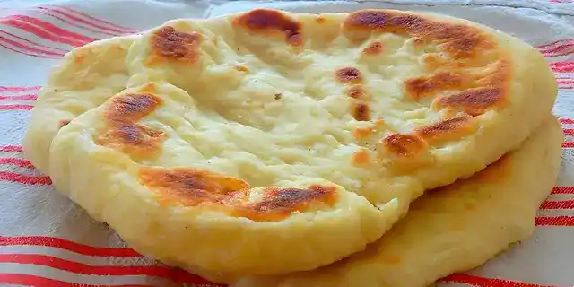 Mit Käse gefüllter schneller Langosch – Ein Genuss in nur 10 Minuten