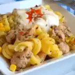 Nudelsalat mit Hähnchenfleisch und pikantem Dip